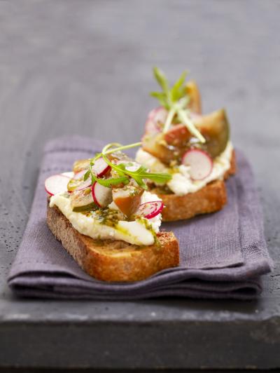 illustration de la recette Tartine de Chabichou du Poitou, radis, tomates vertes et coulis de basilic