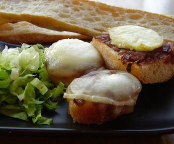 illustration de la recette Tartines de Chabichou du Poitou et compotée d'échalions